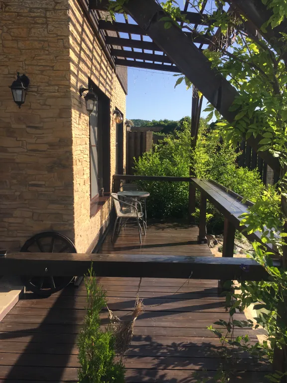 Вилла с бассейном и видом на озеро