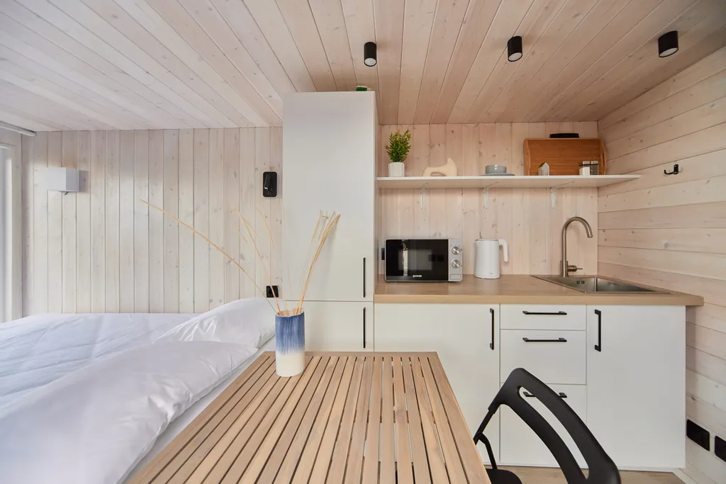 Домик с чаном на берегу озера