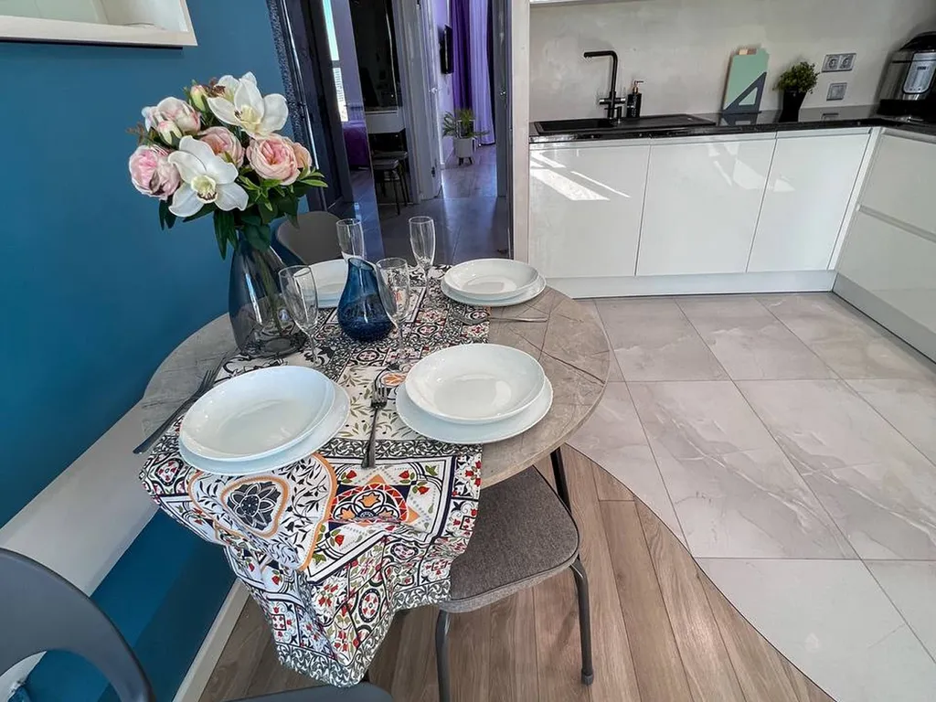 Современная квартира с панорамным видом на Волгу (Уютный Дом)