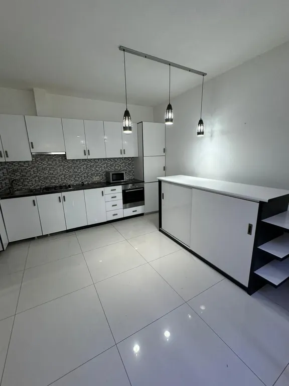 Квартира с 2 спальнями и балконом у цирка, с парковкой — аренда посуточно в Тбилиси