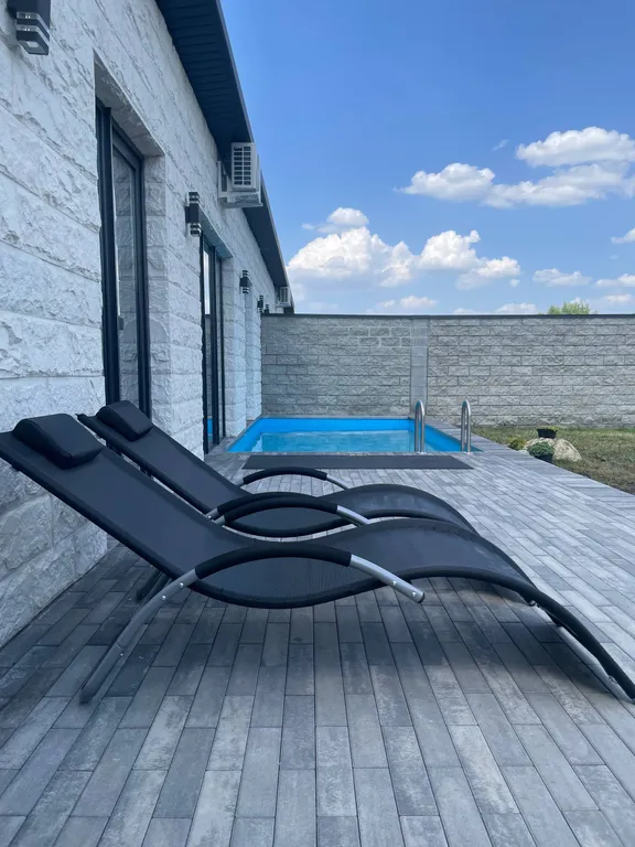 Загородный дом с бассейном