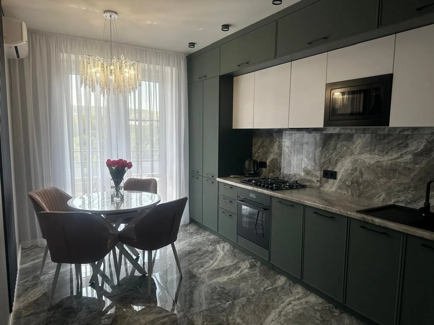 Современная полностью укомплектованная кухня