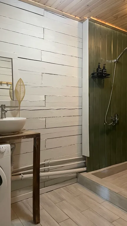 Дом, баня, чан и бассейном во дворе