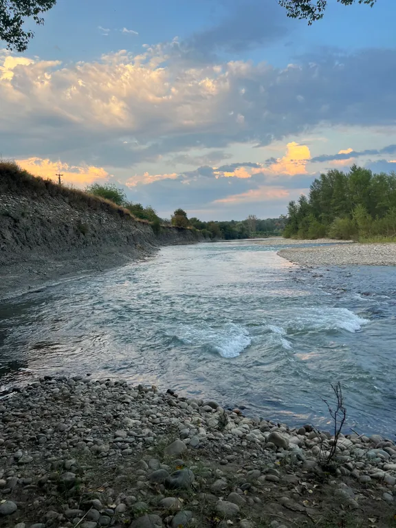 Душевный домик на берегу реки