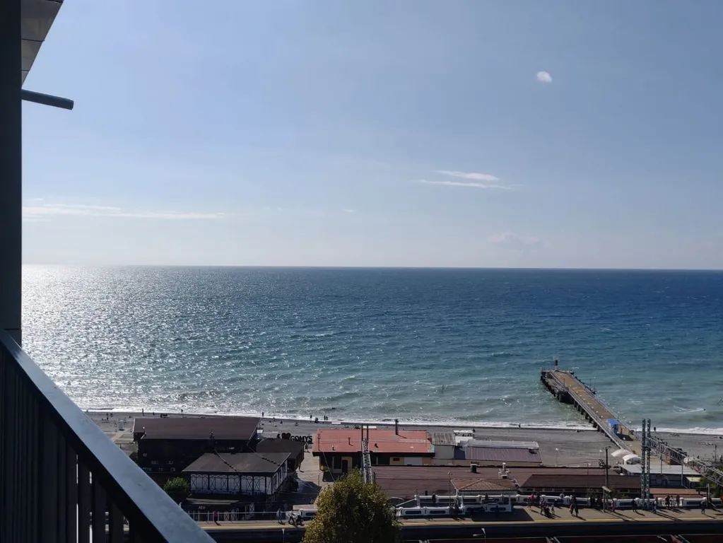 Ретро студия с панорамными окнами с видом на море, бассейн