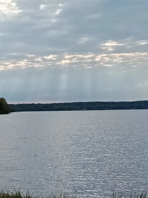 Карельский дом на берегу  озера.