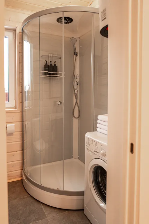 Новый стильный барнхаус с видом на лес