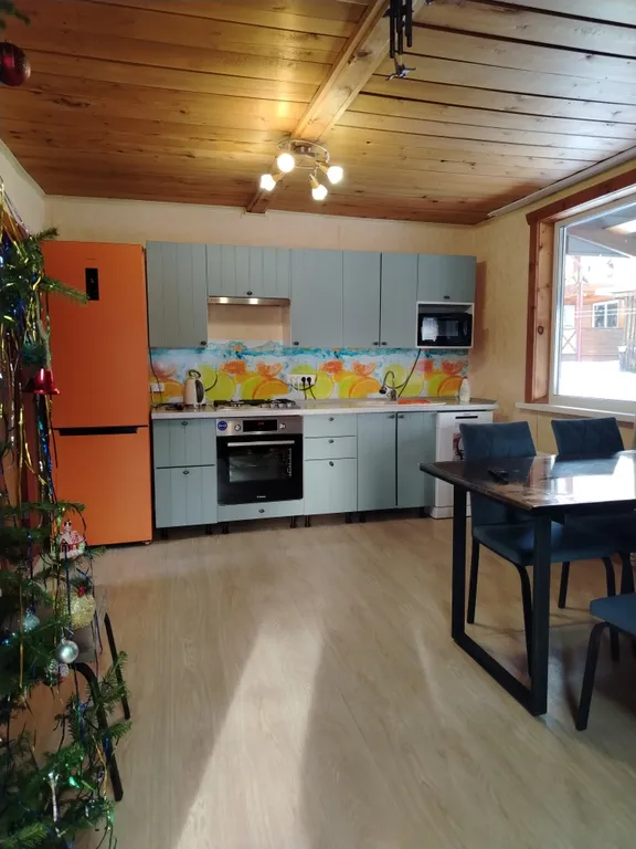 Усадьба Алтын-Ай на возвышенности с красивым видом на горы