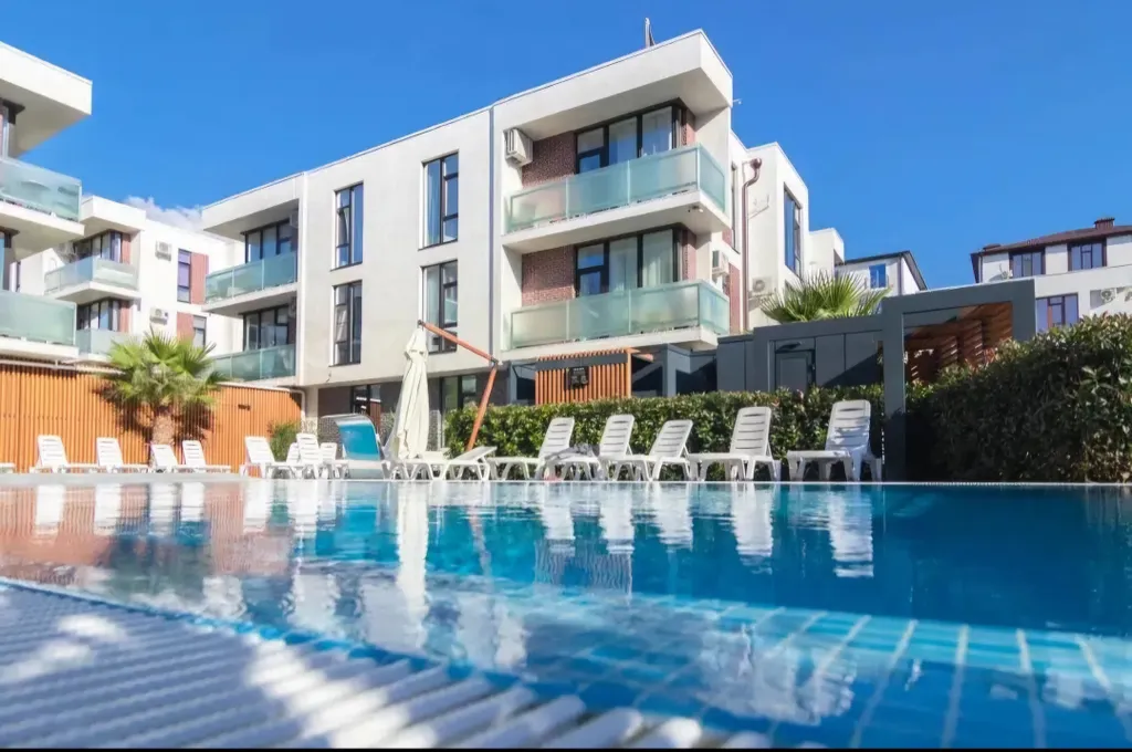 Студия с балконом и подогреваемым бассейном на территории ЖК в центре