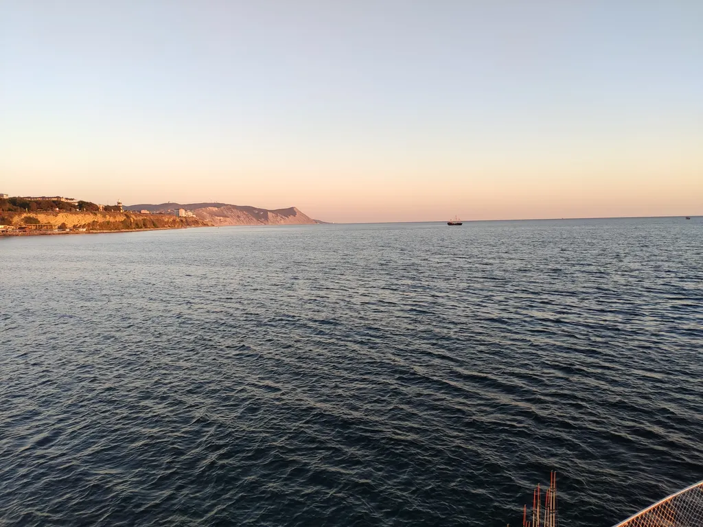 Домик с большой терассой на берегу озера