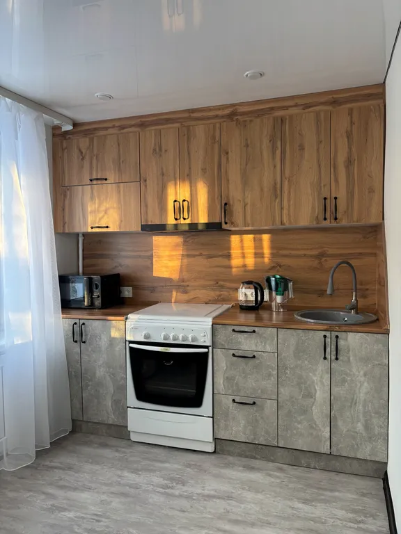 Просторная еврoдвушкa с светлой куxнeй-гocтинoй