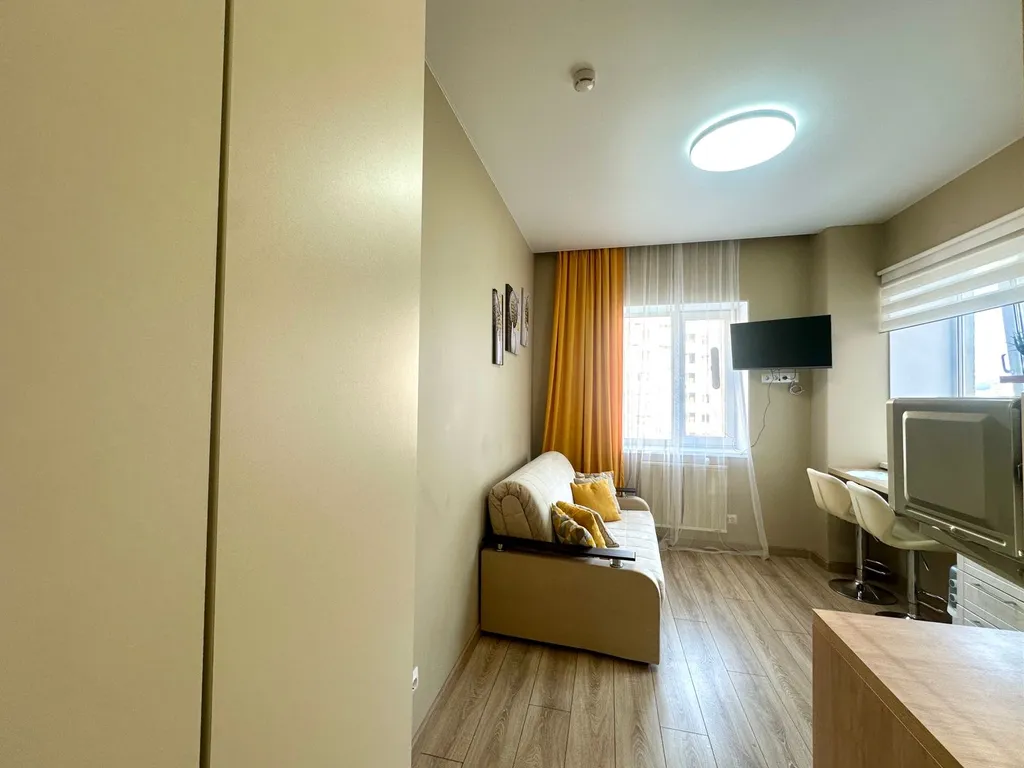 Апартамент с двумя окнами в топовой локации рядом с морем