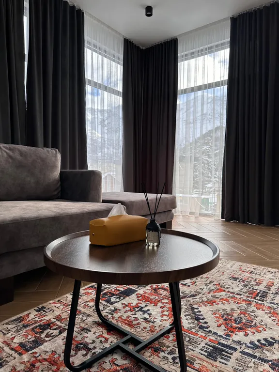 Новый коттедж с витражными окнами в центре