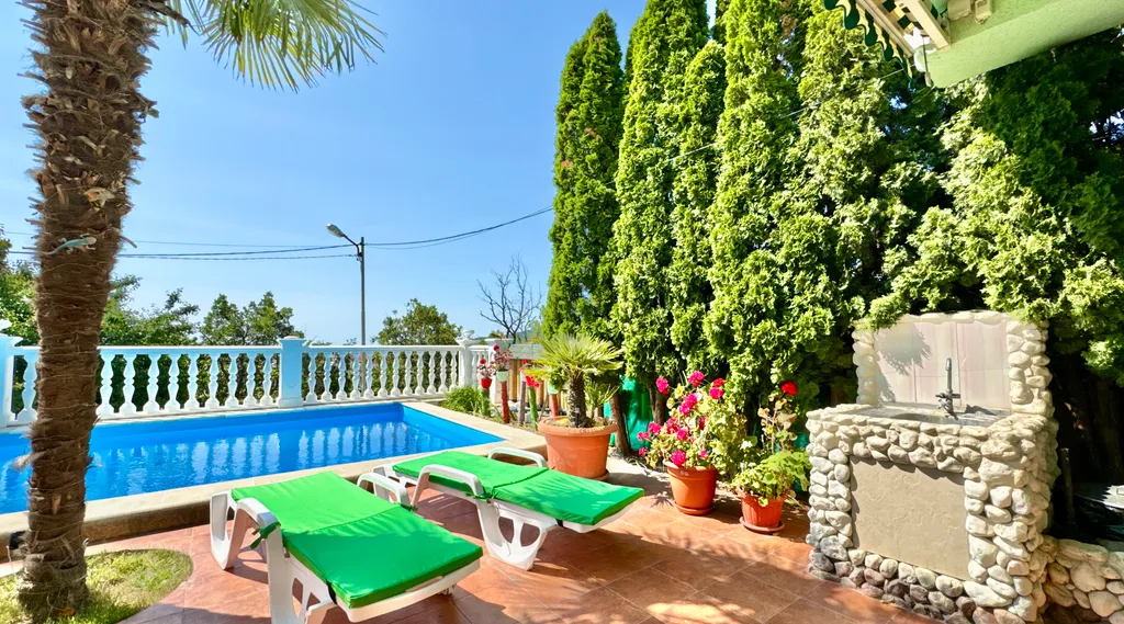 Дом с бассейном в Аутке