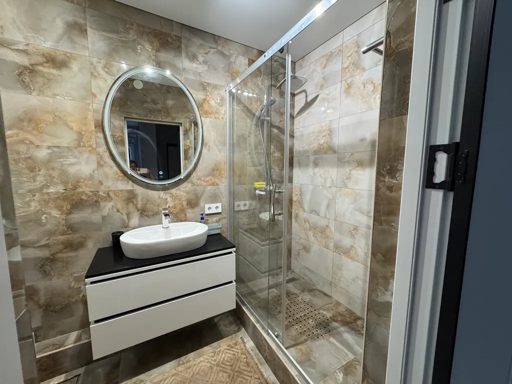 Современная квартира в центре города рядом с морем