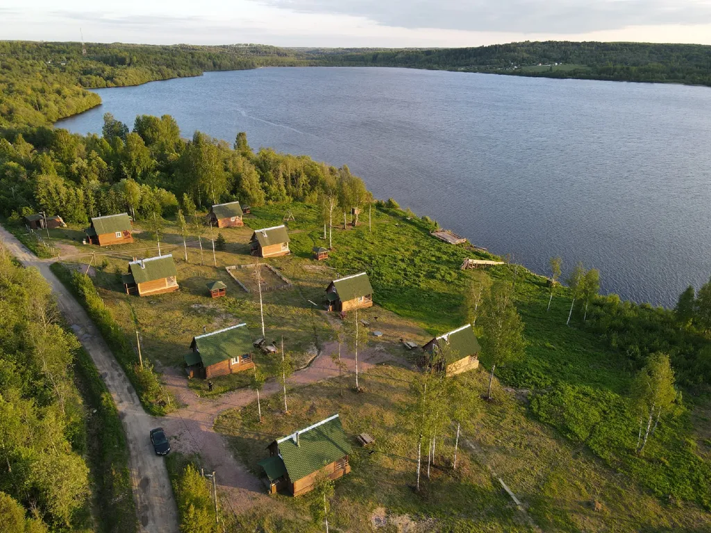 Коттедж Коттедж на берегу озера,рыбалка и отдых всей семьей! — Родионово