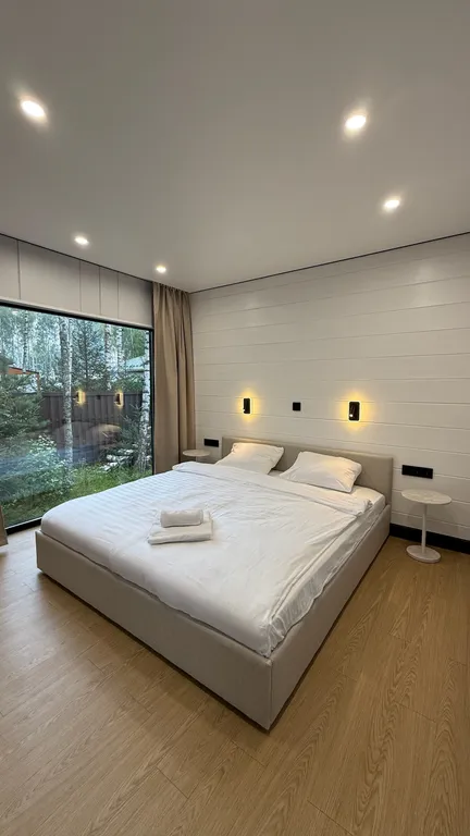 Панорамный дом в окружении леса с сауной