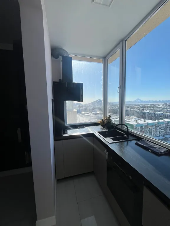 Теплая солнечная квартира с видом на вулканы, горы, бухты и город