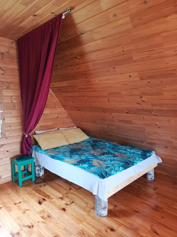 Домик в деревне на берегу реки