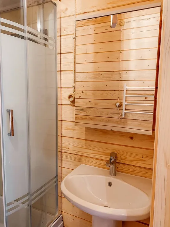 2 деревянных домика из сруба с беседкой-барбекю во одном дворе