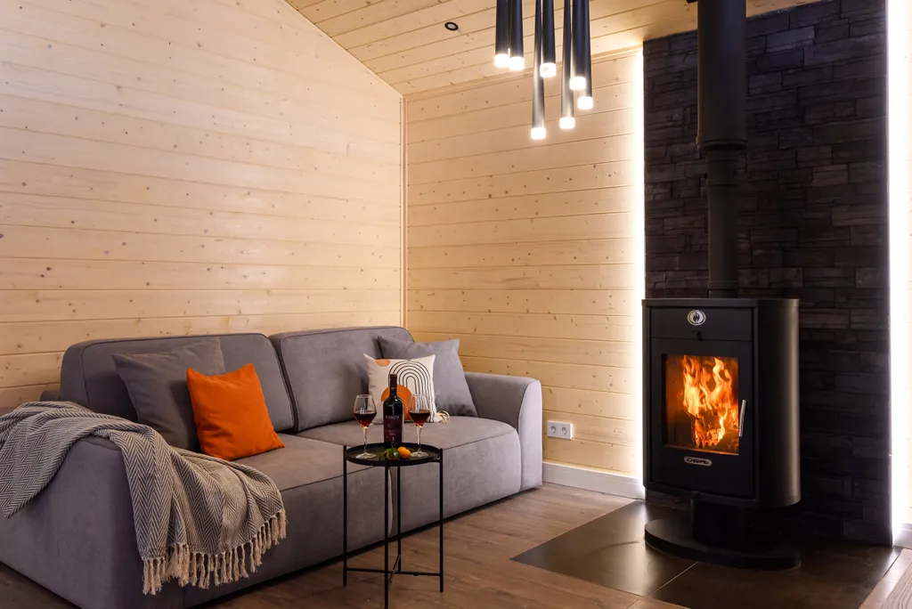 Дом с камином, баней и чаном в лесу у озера