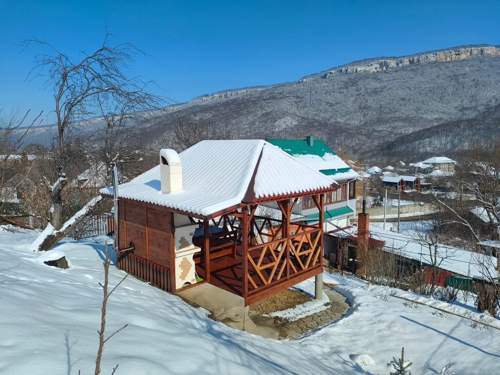 Коттедж Деревенский домик с собственной беседкой и прекрасным видом на горы — аренда посуточно в Даховская