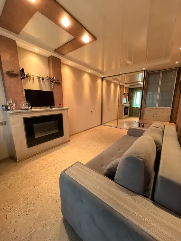 Счастливая матрешка с камином у вокзала Исакогорка