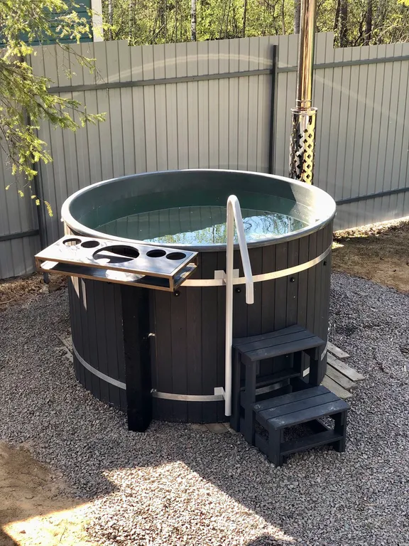 Атмосферный домик рядом с озером и лесом