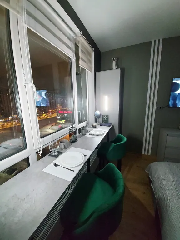 Студия с барной стойкой у окна