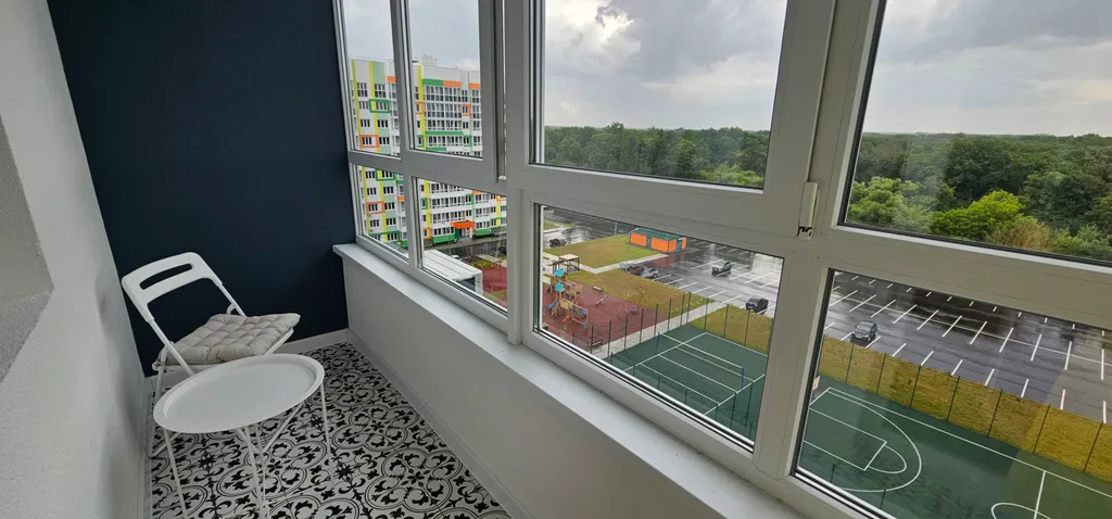 Современная студия с видом на лес