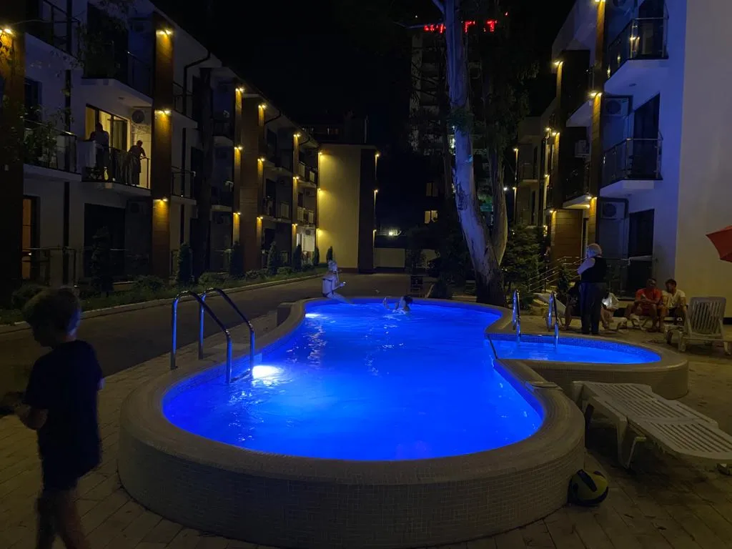 Апартаменты четырёхместные, новые, шикарные, море очень близко