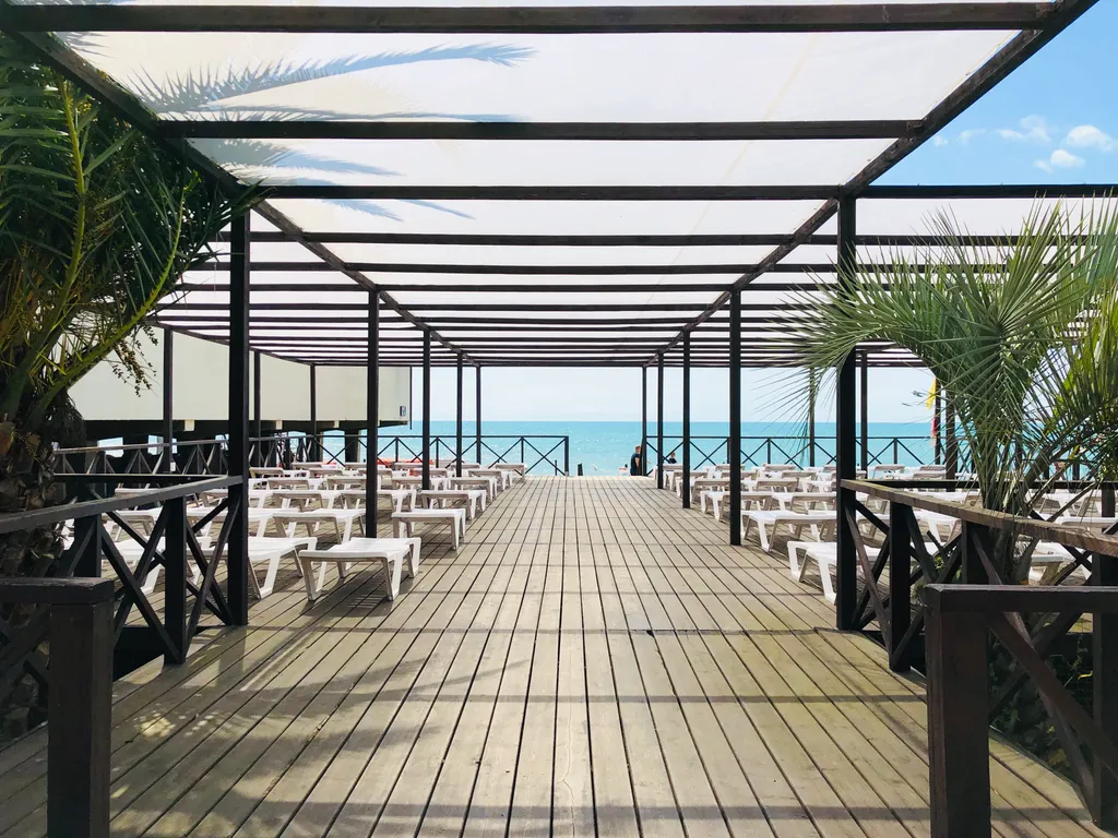 Стильная студия у моря с камином