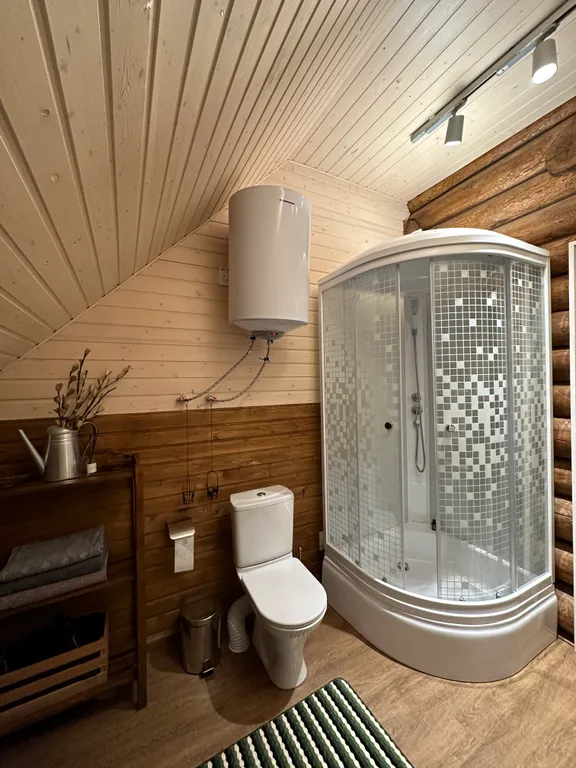 Уютный дом в деревне у реки