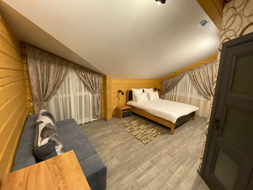 Усадьба в лесу с видом на горы