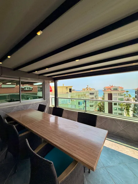 Двухуровневые апартаменты с видом на море и горы