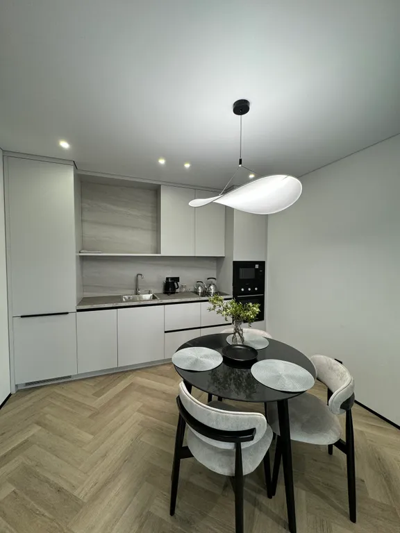 Дизайнерский ремонт с красивым вид из окна