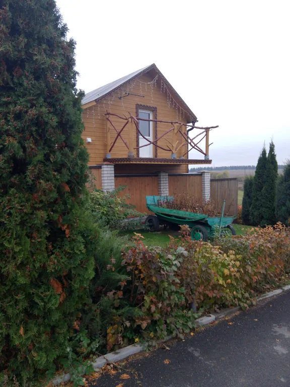 Домик с русской баней на берегу реки