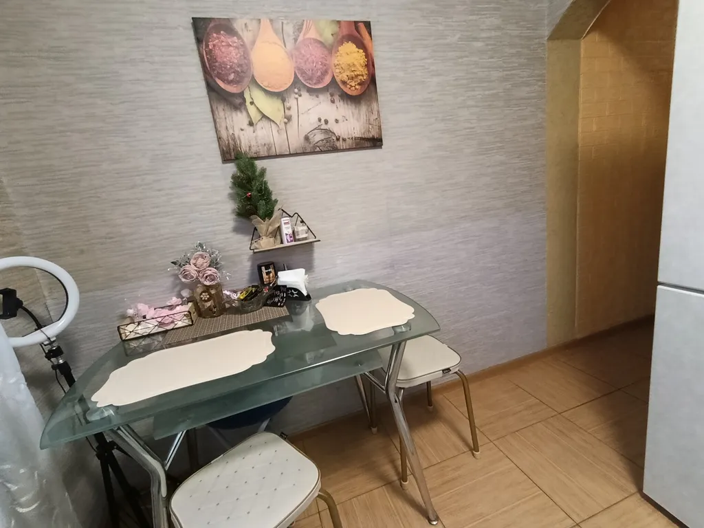 Уютная квартира с роскошной кроватью (2*2м) из натурального дерева