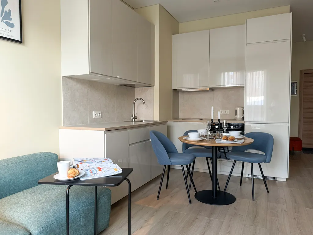 Студия в центре с балконом и стильным дизайном