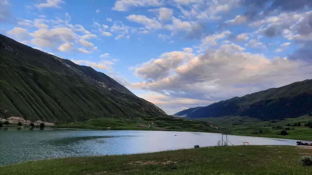 Уютный дом на берегу озера в Мочохе