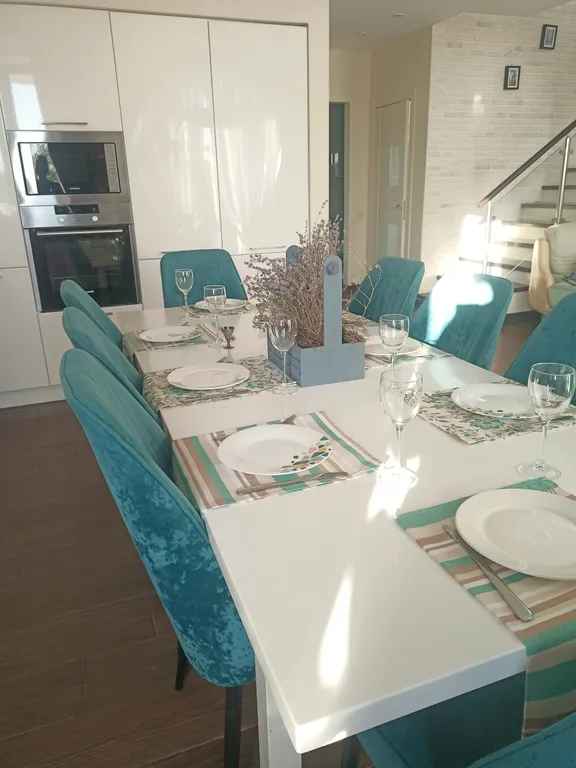 Стильный дом у реки с баней