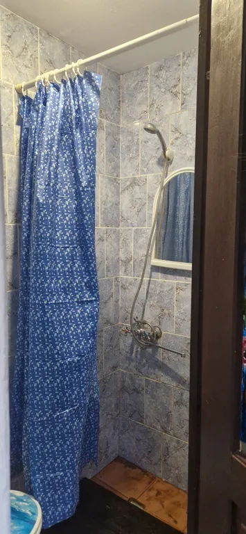 Двухэтажный дом с уютным двориком в окружении зелени