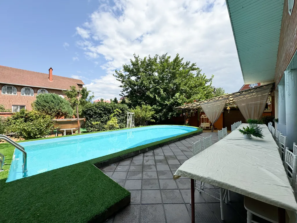 Дом с бассейном у парка Галицкого