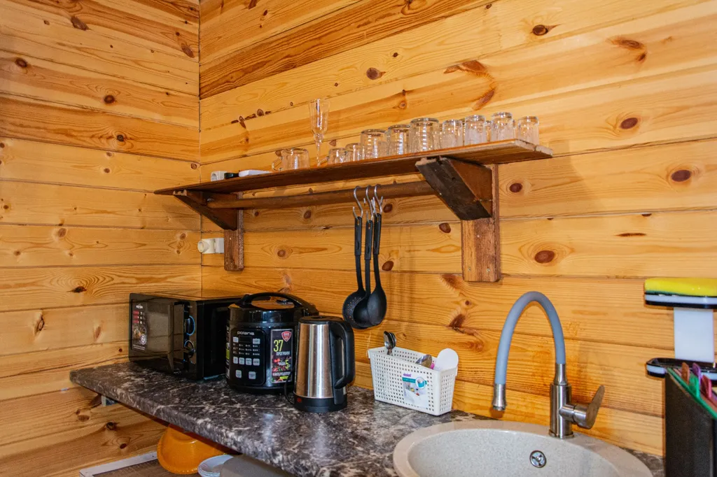 Деревянный экодом в идеально чистом месте