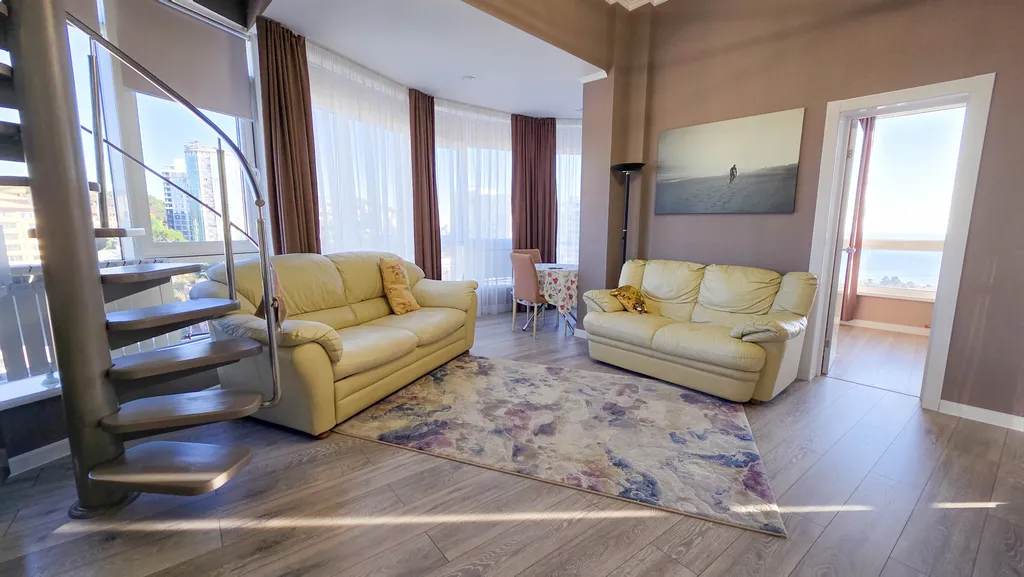 Большая двухуровневая квартира с шикарными видами на море и горы