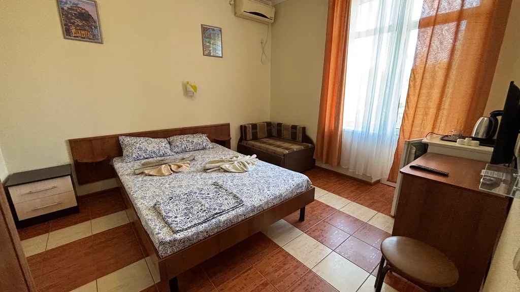 Квартира №13 Трёхместный номер с балконом с видом на парковку. — аренда посуточно в Судак