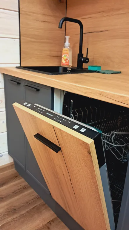 Уютный дом в еловом лесу