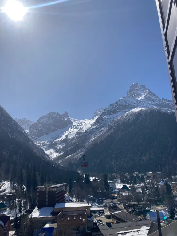 Евротрешка в самом центре с видом на канатку и горы