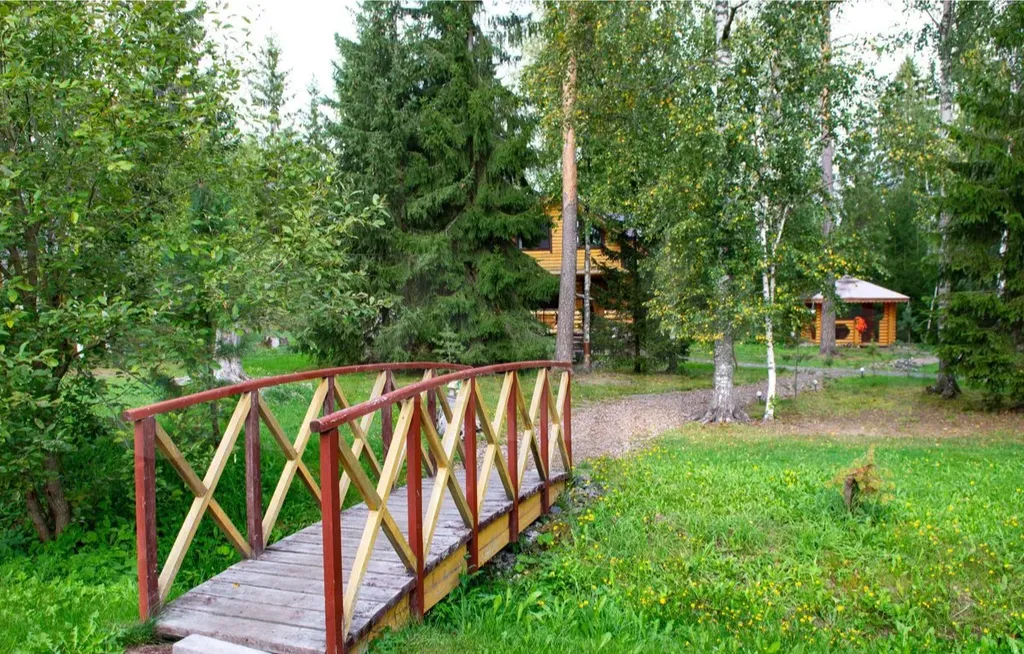 Домик на берегу реки