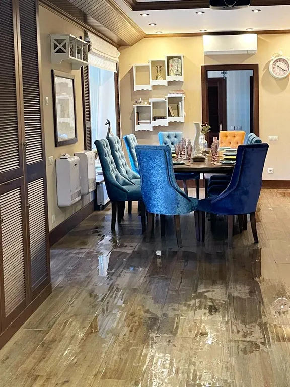 Уютный коттедж в городе со своим озером на территории